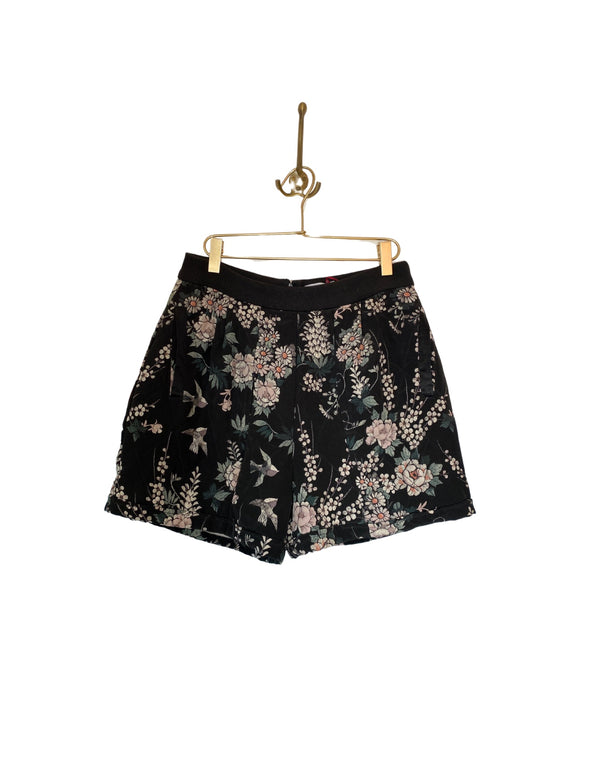 Short acolchado floral negro