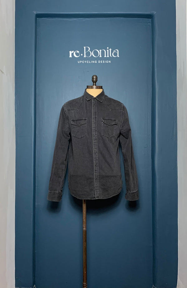 Sobre camisa negra marca Zara